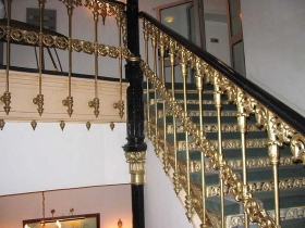 treppe_vergoldete_ füllstäbe.jpg