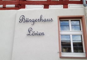 6schriftzuglöwen.jpg