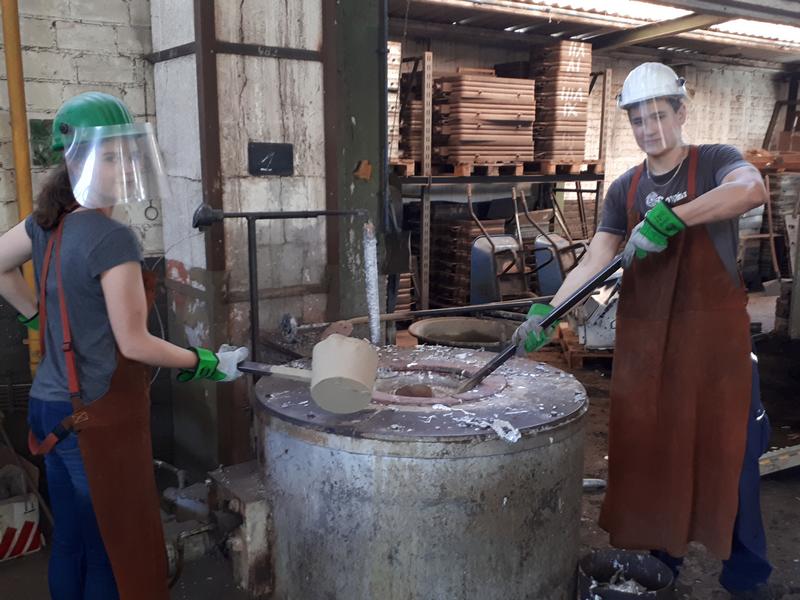 studentische Praktikanten bei TURAL GmbH im Schmelzbetrieb